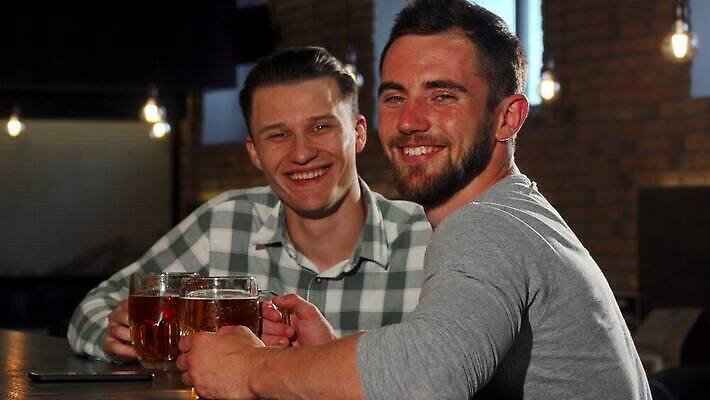 라이프스타일 남자 행복 감정 음료 회사 통신 유리 휴식 맥주 함께함 실내 사람 이벤트 두명 친구 파티 축제 우정 기쁨 모임 축하 표현 알코올 바 그룹 만취 클럽 긍정 토스트 주말 아일랜드 양조 양조장 총각 유흥 4K MOV 해외동영상 클립영상 유럽 빵 컨셉 비즈니스 관계 재질 주류 내부 생활 동영상 술취함 파일형식