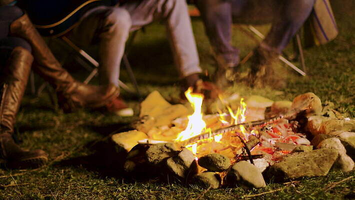 라이프스타일 행복 유럽 모션 자연 휴가 불꽃 휴식 산 수염 맥주 매달리기 미소 웃음 사람 야외 두명 파티 우정 캠핑 마시기 가을 기타 뜨거움 그룹 야간 저녁 장작 모닥불 굽기 통나무 나눔 마시멜로우 4K MOV 해외동영상 클립영상 자연요소 나무 계절 감정 나라 컨셉 불 현악기 레저 디저트 주류 표정 이벤트 생활 친구 구이 생태계 동영상 파일형식