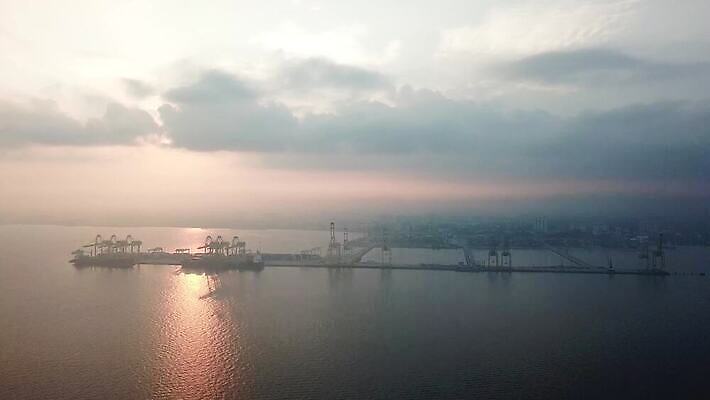 산업 비즈니스 교통시설 사람없음 야외 경제 세계 글로벌 일출 항구 힘 안개 화물 보트 큼 컨테이너 무역 함선 바쁨 연료 수납 포트 유지 로딩 무료 뿌연 수입 터미널 4K MOV 해외동영상 클립영상 교통 날씨 노을 운송업 배 크기 시설 동영상 선박 파일형식