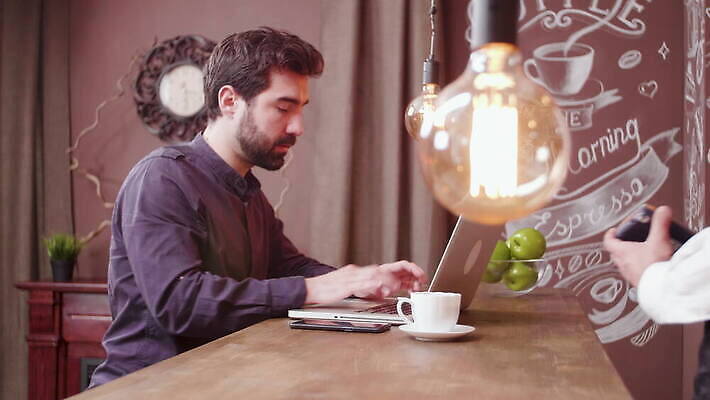 손 커피 이동 돈 비즈니스 통신 모바일 세포 컵 금융 스마트폰 핸드폰 세일 상점 디지털 식당 기계 카페 신용카드 구매 웨이터 계산대 무선전화기 고객 스마트 서비스 전자 결제 서빙 질서 계산원 체크아웃 터미널 4K MOV 해외동영상 클립영상 직업 식기 음료 컨셉 신체부위 경제 전자제품 스마트기기 쇼핑 예절 재산 전화기 동영상 파일형식