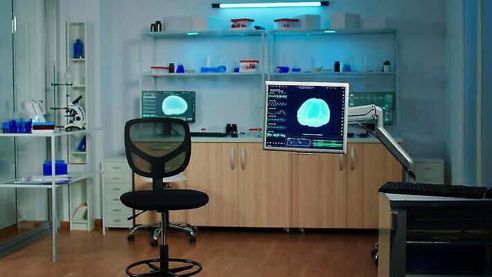 산업 과학 공장 건강 병원 현미경 실험 사람없음 스터디 컴퓨터 약 디지털 스크린 모니터 장비 정보 실험실 결과 질병 야간 연구원 과학자 뇌 시설 하이테크 발견 개발 스캐너 비어있는 4K MOV 해외동영상 클립영상 자연요소 직업 컨셉 공업 의학 기술 실험기구 전자제품 학습 동영상 학자 파일형식