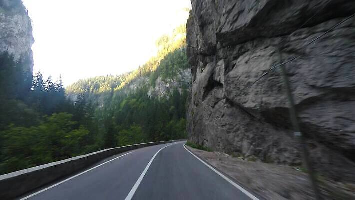 공원 유럽 도로 벽 여행 곡선 자연 휴가 산 서기 사람없음 강 골짜기 계곡 위험 슬로프 루마니아 동영상 통과 전국 지질학 트란실바니아 4K MP4 해외동영상 클립영상 공공시설 교육 나라 길 선 컨셉 교통시설 모션 스키장 생태계 파일형식