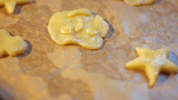 모양 백인 1 손 종이 음식 탁자 주택 요리 성인 사람없음 쿠키 케이크 주방 식사 빵집 맛 굽기 준비 서식 반죽 만들기 밀가루 위치 곰팡이 양피지 페스츄리 핸드메이드 놓기 MOV 해외동영상 슬로모션 클립영상 서양인 빵 가구 컨셉 모션 디저트 촬영기법 사람 건물 신체부위 상점 가루 구이 동영상 파일형식