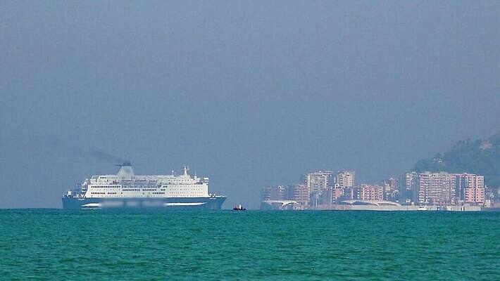 바다 여행 교통시설 하늘 휴가 항해 사람없음 건물 물 여름 파란색 도시풍경 힘 흰색 도시 보트 고급 큼 크루즈 갑판 함선 승객 포트 알바니아 파라다이스 수평선 4K MP4 해외동영상 클립영상 자연요소 건축물 계절 컬러 교통 컨셉 배_교통 풍경 크기 시설 동영상 파일형식 남유럽