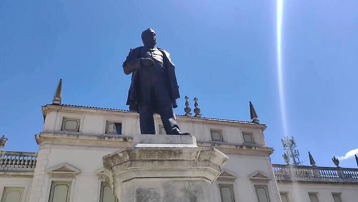 전통 가방 비즈니스 건축양식 하늘 주택 미술 조각상 교회 문 탑 이탈리아 궁전 기둥 도시 역사 성자 역 강의 상인 정사각형 광장 대리석 청동 영웅 기념물 랜드마크 마케팅 숭배 진짜 가리발디 4K MP4 해외동영상 클립영상 도형 건축물 잡화 건축 유럽 종교 고건축 재료 종교건축 교통시설 문화예술 건물 조형물 위인 동영상 정치가 파일형식