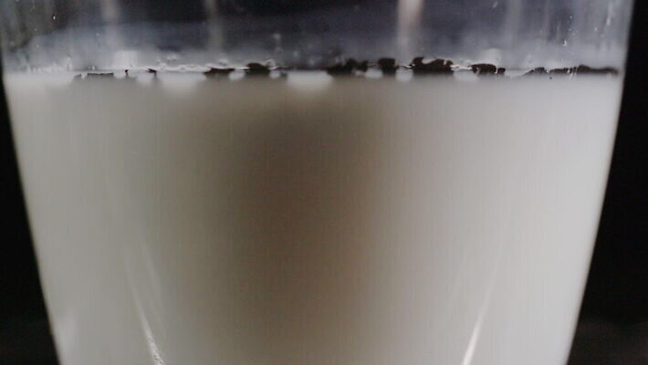 과학 백그라운드 유리 추상 실내 실험 사람없음 컵 검은색 흰색 투명 액체 반응 화학물질 락다운 MOV 해외동영상 슬로모션 클립영상 식기 컬러 무늬 재질 촬영기법 내부 화학 동영상 파일형식