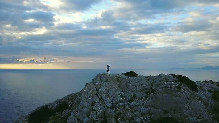 여자 실루엣 자연 하늘 날씨 한명 서기 사람 야외 빛 햇빛 일몰 놀람 쌍안경 잡기 스페인 침식 웅장함 조감도 성인여자만 성인여자한명만 남유럽 4K MOV 해외동영상 클립영상 1 감정 유럽 모션 촬영기법 표정 태양 노을 망원경 생태계 동영상 여자만 여자한명만 성인만 파일형식