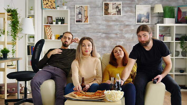 남자 음식 스포츠 조각 휴가 주택 피자 패스트푸드 함께함 실내 미소 사람 앉기 친구 소파 파티 텔레비전 모임 마시기 관찰 그룹 맛 먹기 영화 주말 공유 사교적 4K MOV 해외동영상 클립영상 컨셉 의자 관계 모션 문화예술 서양음식 표정 이벤트 내부 건물 전자제품 인스턴트 동영상 파일형식