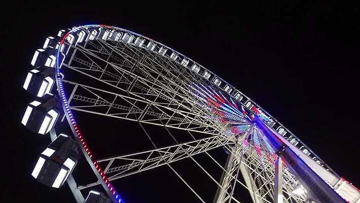 공원 유럽 여행 크리스마스 건축양식 하늘 전등 조명 거리 사람없음 야외 건물 빛 도시풍경 금속 검은색 어둠 프랑스 흰색 도시 바퀴 원형 야간 저녁 큼 장면 빛망울 프랑스어 랜드마크 수도권 옛날 오벨리스크 파리(프랑스) 4K MP4 해외동영상 클립영상 자연요소 도형 문자 건축물 공공시설 기념일 건축 나라 컬러 재질 풍경 크기 지역 동영상 파일형식