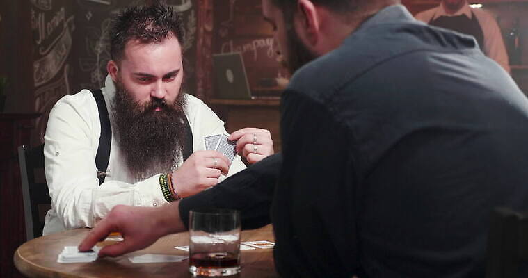 백인 라이프스타일 남자 통신 놀이 탁자 주택 함께함 실내 앉기 취미 친구 경쟁 우정 기쁨 도전 게임 잡기 바 신용카드 그룹 도박 집중 버번 옛날 위스키 4K MOV 해외동영상 클립영상 서양인 감정 가구 컨셉 관계 모션 주류 사람 내부 건물 생활 금융 동영상 파일형식