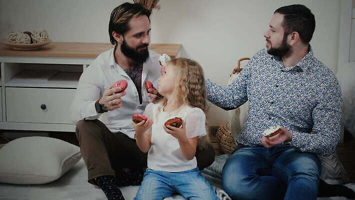 커플 남자 딸 어린이 2 가족 관계 놀이 결혼식 남편 아파트 주택 함께함 사랑 미소 웃음 사람 세명 아빠 도넛 달콤 성별 동성애자 똑같은 평등 밀레니얼 4K MOV 해외동영상 클립영상 감정 결혼 컨셉 디저트 표정 건물 경제 맛 동영상 파일형식 성소수자