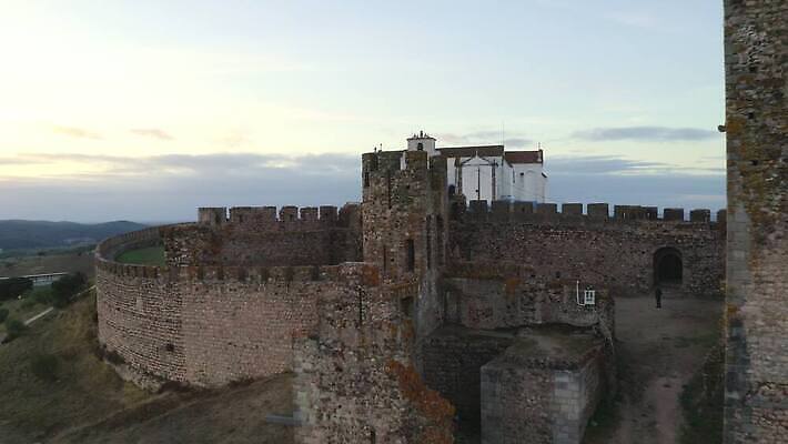 외관 유럽 벽 여행 건축양식 자연 하늘 지붕 안테나 파노라마 풍경 사람없음 야외 건물 파란색 도시풍경 교회 마을 탑 바위 도시 성 중세 역사 재산 포르투갈 언덕 타운 강화 드론 랜드마크 옛날 파멸 4K MOV 해외동영상 클립영상 건축물 건축 나라 컬러 컨셉 통신 종교건축 촬영기법 금융 돌_바위 생태계 동영상 파일형식 소멸
