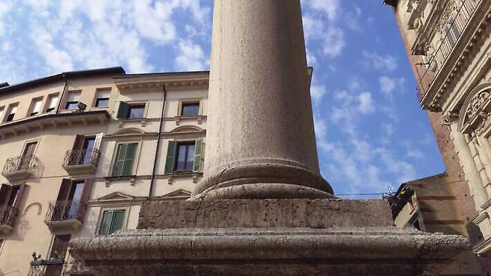 유럽 문화 조각 여행 건축양식 하늘 휴가 미술 풍경 사람없음 건물 파란색 도시풍경 태양 탑 이탈리아 카페 골동품 도시 중세 역사 시장 사자 분수 정사각형 광장 장면 타운 종탑 천연기념물 랜드마크 베로나 옛날 4K MP4 해외동영상 클립영상 자연요소 도형 건축물 건축 나라 컬러 포유류 문화예술 상점 동영상 파일형식