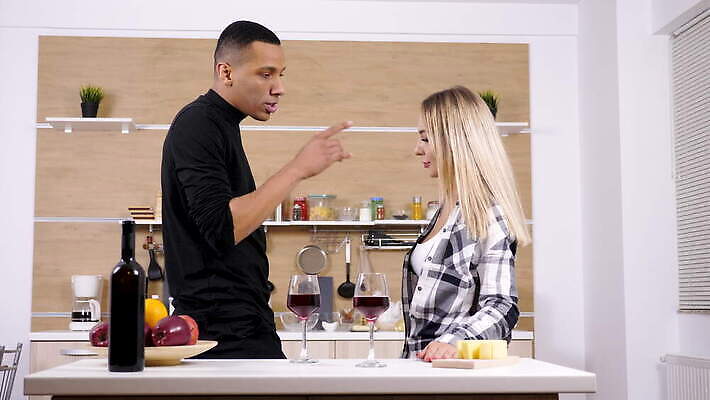 백인 라이프스타일 커플 여자 남자 결혼 관계 주택 함께함 실내 손짓 주방 검은색 대립 분노 짜증 흰색 좌절 충돌 싸움 문제 말다툼 곤란 분쟁 섞기 트러블 4K MOV 해외동영상 클립영상 레이스천 서양인 감정 컬러 컨셉 모션 사람 이벤트 내부 건물 생활 직물 동영상 파일형식