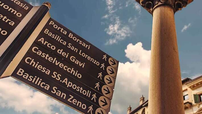 유럽 벽 여행 지도 사람없음 이탈리아 도시 시간 센터 방향 묘사 사인 도로표지판 랜드마크 베로나 4K 타임랩스 MP4 해외동영상 클립영상 나라 도로 촬영기법 표지판 동영상 파일형식