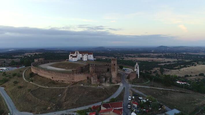 외관 유럽 벽 여행 건축양식 자연 하늘 지붕 안테나 파노라마 풍경 사람없음 야외 건물 파란색 도시풍경 교회 마을 탑 바위 도시 성 중세 역사 재산 포르투갈 언덕 타운 강화 드론 랜드마크 옛날 파멸 4K MOV 해외동영상 클립영상 건축물 건축 나라 컬러 컨셉 통신 종교건축 촬영기법 금융 돌_바위 생태계 동영상 파일형식 소멸