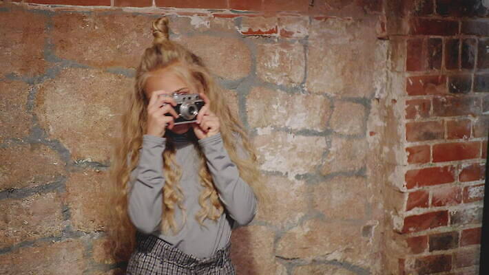 백인 라이프스타일 긴머리 응시 여자 어린이 한명 서기 미소 사람 10대 카메라 사진촬영 잡기 사진사 4K MOV 해외동영상 클립영상 서양인 1 헤어스타일 시선 모션 청소년 표정 생활 전자제품 촬영 작가 동영상 파일형식