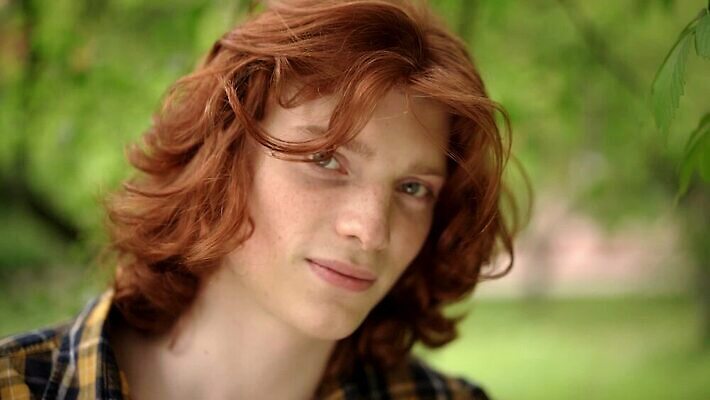 백인 모델 1 라이프스타일 응시 남자 행복 유럽 얼굴 포즈 셔츠 바람 한명 사람 소년 성인 야외 유행 도시 시원함 생강 빨간머리 몽상가 스타일 힙스터 깜빡이다 MP4 해외동영상 슬로모션 클립영상 자연요소 서양인 헤어스타일 시선 패션 감정 나라 어린이 상의 채소 날씨 촬영기법 생활 신체부위 동영상 파일형식