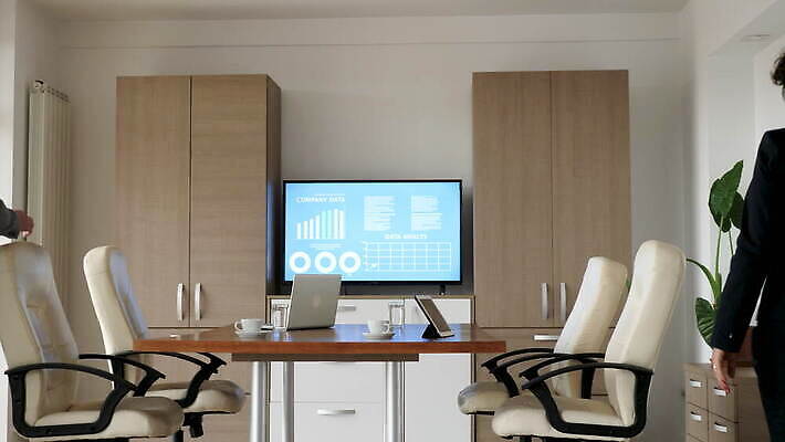 여자 남자 회사 비즈니스 사업가 회의 협력 악수 미소 사람 정장 사무실 인사 비즈니스맨 비즈니스우먼 동료 회의실 4K MOV 해외동영상 클립영상 직업 옷 관계 표정 손짓 예절 직장인 동영상 파일형식