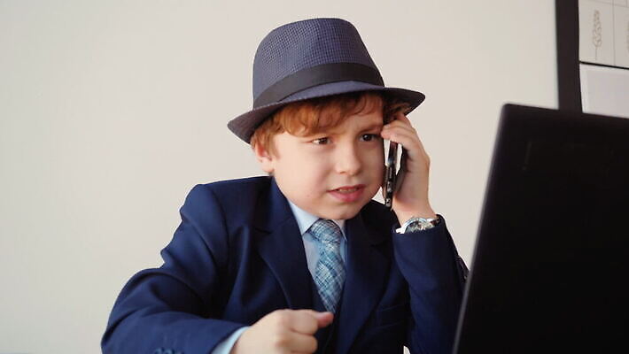 백인 직업 모자 응시 남자 유럽 어린이 남학생 셔츠 유니폼 비즈니스 사업가 놀이 성공 넥타이 한명 미소 정장 소년 앞모습 스마트폰 핸드폰 사무실 분노 잡기 업무 비즈니스맨 우아함 고립 심각 MOV 해외동영상 클립영상 서양인 1 학생 시선 잡화 옷 감정 나라 뷰포인트 컨셉 상의 모션 표정 사람 전자제품 스마트기기 작업 직장인 동영상 파일형식