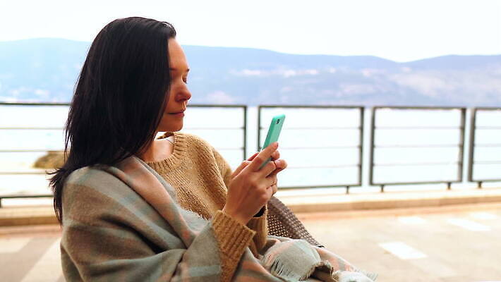 백인 라이프스타일 행복 바다 겨울 청소년 모바일 날리기 바람 산 갈색머리 세포 한명 미소 성인 해변 야외 스마트폰 핸드폰 햇빛 봄 카페 추위 타이핑 잡기 닫기 스웨터 스마트 몬테네그로 4K MOV 해외동영상 클립영상 자연요소 서양인 1 헤어스타일 계절 감정 컨셉 상의 모션 날씨 표정 사람 생활 전자제품 스마트기기 태양 상점 동영상 파일형식