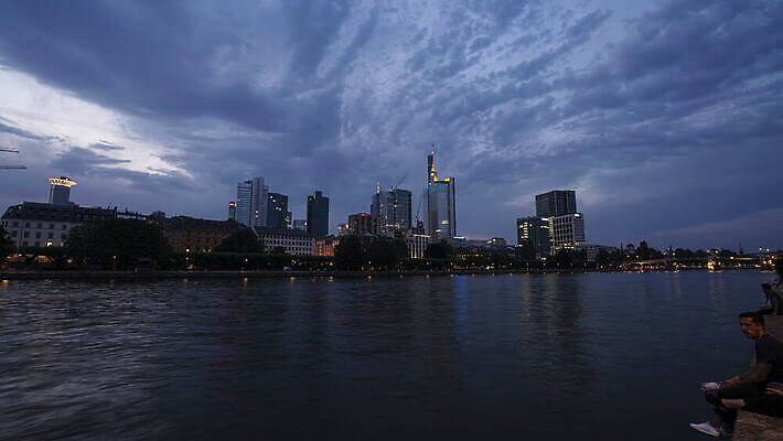 유럽 여행 비즈니스 건축양식 하늘 거리 독일 안테나 파노라마 풍경 사람없음 건물 물 여름 금융 파란색 빛 강 도시풍경 사무실 탑 고층빌딩 일몰 도시 센터 도심 저녁 큼 메인 장면 지역 타운 스카이라인 랜드마크 프랑크푸르트 4K MOV 해외동영상 클립영상 자연요소 건축물 계절 건축 나라 컬러 통신 촬영기법 빌딩 경제 노을 야간 크기 동영상 파일형식