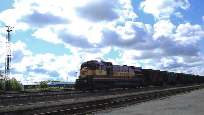 구름 산업 교통시설 하늘 사람없음 금속 기찻길 기차 화물 도시 업무 상품 승합차 무거움 단상 방법 선로 철강 MOV 해외동영상 클립영상 자연요소 육상교통 교통 승용차 재질 대중교통 운송업 작업 무게 시설 동영상 파일형식