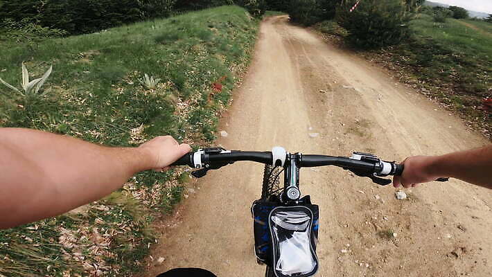 라이프스타일 남자 도로 길 스포츠 여행 포즈 자국 모션 자연 산 사람 경사 야외 여름 운동 자전거 경쟁 승차 숲 헬멧 속도 순환 먼지 사이클링 라이더 레이서 바이크레이서 바이킹 산악자전거 선로 1인칭시점 4K MOV 해외동영상 클립영상 레이스천 시선 계절 컨셉 교통시설 건강 생활 바이크 직물 보호장비 육상스포츠 생태계 동영상 파일형식