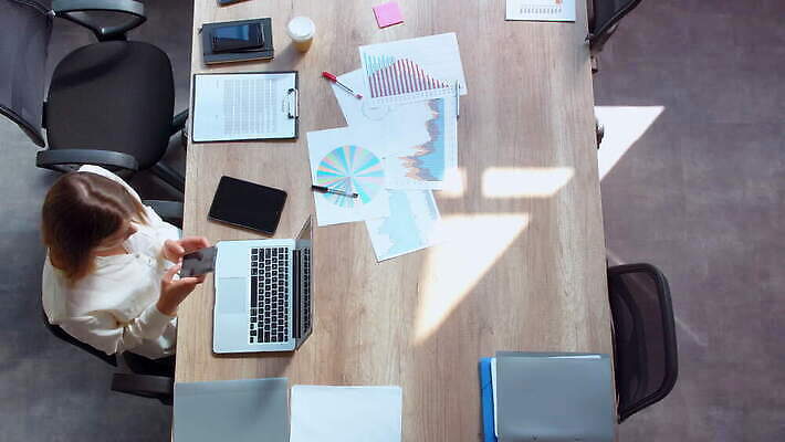 백인 회사 직장 한명 사람 앉기 노트북 스마트폰 사무실 잡기 업무 직장인 비즈니스우먼 메시지 책상 온라인 4K MOV 해외동영상 클립영상 서양인 직업 1 여자 가구 비즈니스 모션 전자제품 핸드폰 스마트기기 작업 동영상 파일형식