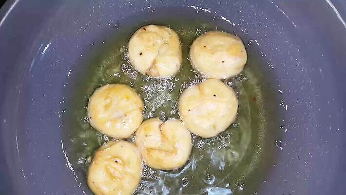 전통 접시 행복 음식 디저트 거리 건강 요리 사람없음 축제 튀김 달콤 맛 더위 밀가루 시럽 길거리음식 방글라데시 파키스탄 맛있는 4K MOV 해외동영상 클립영상 식기 감정 아시아 컨셉 날씨 가루 동영상 남아시아 파일형식