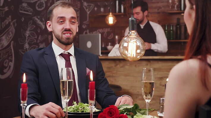 라이프스타일 커플 기념일 행복 결혼 데이트 관계 유리 탁자 결혼식 함께함 대화 사랑 미소 사람 앉기 식당 식사 저녁식사 낭만 축하 반지 잡기 날짜 고급 우아함 야간 결합 유혹 다이아몬드 카페테리아 제안 4K MOV 해외동영상 클립영상 자연요소 감정 가구 컨셉 장신구 모션 재질 표정 말하기 이벤트 생활 상점 보석 동영상 파일형식