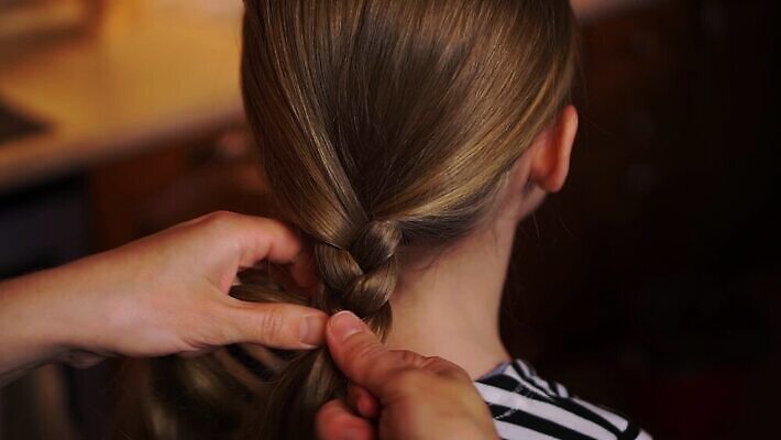 드레스 여자 딸 행복 어린이 가족 관계 엄마 주택 함께함 한명 미소 성인 목재 부모 컬러풀 금발 머리 주방 줄무늬 기쁨 방 붓 머리빗 잠 편안함 조심 고립 돌봄 타격 텅스텐 장식술 MP4 해외동영상 클립영상 나무 1 헤어스타일 옷 감정 컬러 컨셉 무늬 재료 모션 표정 사람 건물 신체부위 장식 미용용품 감각 원소 동영상 파일형식