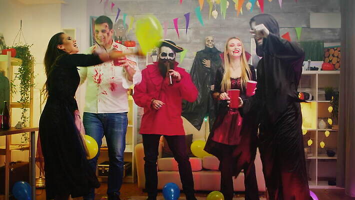 전통 행복 휴가 기념 서기 사람 손짓 성인 장식 친구 파티 어둠 우정 기쁨 방 할로윈 마시기 알코올 춤 야간 결합 무서움 악마 마녀 긍정 해적 빛망울 초능력 호러 좀비 4K MOV 해외동영상 슬로모션 클립영상 자연요소 감정 컨셉 관계 모션 문화예술 촬영기법 이벤트 빛 도둑 공포 동영상 파일형식