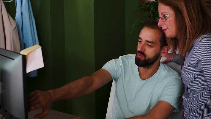 직업 디자인 여자 남자 컨셉 회사 비즈니스 사업가 통신 협력 설계 아이디어 함께함 창조 노트북 컴퓨터 사무실 알약 자료 과학기술 업무 비즈니스맨 비즈니스우먼 그룹 계획 토론 동료 창업 비전 나눔 유지 유니콘 프로젝트 콜라보레이션 브레인스토밍 4K MOV 해외동영상 클립영상 관계 기술 사람 전자제품 약 작업 직장인 자영업 동영상 파일형식