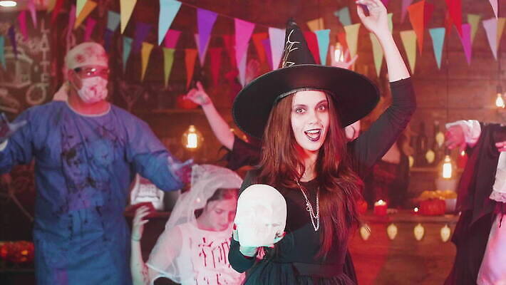 캐릭터 모자 드레스 옷 여자 음악 백그라운드 휴가 전등 조명 미소 사람 장식 친구 파티 검은색 황혼 할로윈 춤 바 야간 위험 무서움 마녀 변장 10월 나쁜 해골모형 호러 4K MOV 해외동영상 클립영상 자연요소 잡화 감정 컬러 컨셉 관계 문화예술 표정 이벤트 모형 일몰 날짜 공포 동영상 파일형식