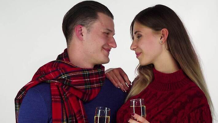 전통 라이프스타일 커플 기념일 행복 음료 크리스마스 겨울 포옹 결혼식 남편 휴가 새해 기념 함께함 발렌타인데이 사랑 미소 두명 친구 산타클로스 파티 축제 우정 축하 아내 결합 샴페인 토스트 해피뉴이어 고립 크리스마스이브 카피스페이스 정확 4K MOV 해외동영상 클립영상 계절 감정 빵 결혼 컨셉 관계 안기 데이이벤트 주류 표정 사람 이벤트 생활 공백 새해인사 동영상 파일형식