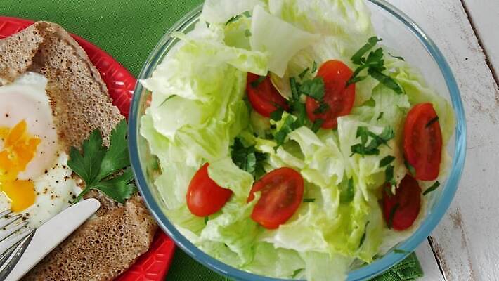 전통 음식 다이어트 아침 건강 요리 사람없음 케이크 계란 식사 저녁식사 샐러드 신선 아침식사 굽기 팬케이크 프랑스어 점심식사 노르망디 단백질 짠맛 핸드메이드 크레이프 맛있는 4K MP4 해외동영상 클립영상 주간 문자 디저트 알 맛 구이 동영상 영양소 파일형식