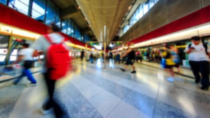 공공시설 산업 아시아 선 여행 백그라운드 비즈니스 교통시설 노동자 실내 사람 동양인 내부 문 중국 기차 대기 도시 홀 기다림 터널 전철 역 군중 속도 바쁨 승객 커뮤니티 지하 홍콩 일반 블러 4K 타임랩스 MP4 해외동영상 클립영상 직업 나라 길 육상교통 교통 모션 대중교통 촬영기법 인종 공간 시설 동영상 파일형식