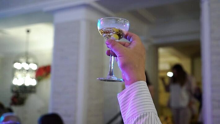 백인 손 여자 기념일 남자 음료 결혼 와인잔 응원 유리 성공 휴가 기념 주류 사람 이벤트 성인 파티 식당 와인 축제 흰색 축하 알코올 잡기 칵테일 바 생일 액체 샴페인 토스트 유리그릇 메를로 양조장 스플래쉬 MOV 해외동영상 클립영상 서양인 그릇 빵 컬러 컨셉 술잔 모션 재질 신체부위 상점 동영상 파일형식