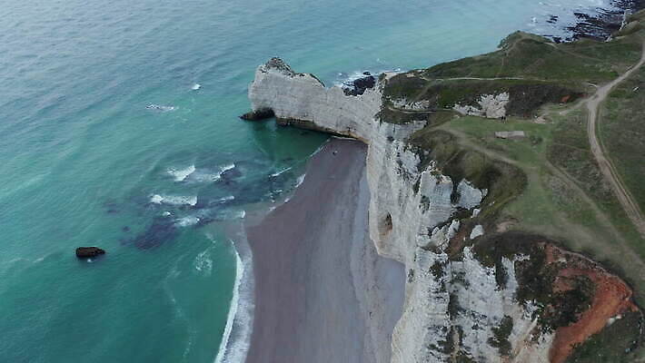 유럽 바다 자연 안테나 파노라마 사람없음 초록색 물 파란색 하이앵글 절벽 프랑스 만 아치 프랑스어 노르망디 드론 랜드마크 4K MOV 해외동영상 클립영상 자연요소 문자 나라 뷰포인트 컬러 통신 촬영기법 생태계 동영상 파일형식