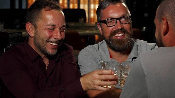 남자 행복 음료 비즈니스 휴가 휴식 미소 사람 세명 친구 독서 식당 축제 우정 모임 알코올 바 비즈니스맨 그룹 결합 긍정 주말 축배 소통 소셜 위스키 코냑 유흥 4K MOV 해외동영상 클립영상 감정 컨셉 관계 주류 표정 상점 와인 직장인 동영상 파일형식