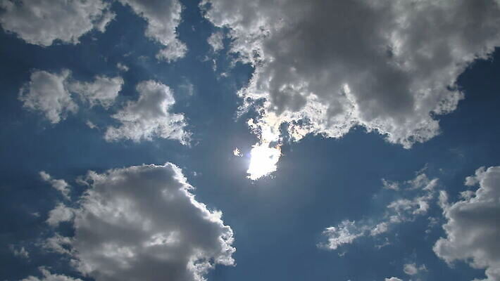 구름 컬러 백그라운드 자연 하늘 날씨 풍경 사람없음 야외 가로 여름 파란색 빛 햇빛 태양 우주 환경 흰색 전원 분위기 장면 천국 솜털 스카이라인 내추럴 오존 적란운 천창 유일 MOV 해외동영상 클립영상 자연요소 계절 컨셉 전기에너지 생태계 동영상 파일형식 구름_자연