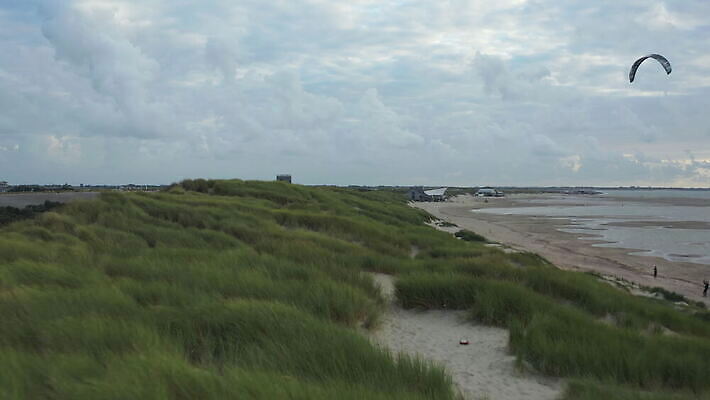 구름 모래 파도 바다 로우앵글 여행 자연 하늘 바람 날씨 안테나 풍경 사람없음 야외 초록색 물 여름 파란색 빛 모래사장 갈색 불기 모래언덕 내추럴 발트해 수평선 4K MOV 해외동영상 클립영상 자연요소 계절 뷰포인트 컬러 통신 모션 북유럽 언덕 생태계 동영상 파일형식