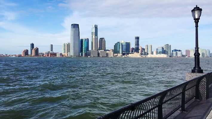 건축양식 새로움 사람없음 강 도시풍경 걷기 고층빌딩 미국 산책로 도시 보행자 도심 뉴욕 수로 대도시 스카이라인 맨해튼 저지 허드슨강 4K MOV 해외동영상 클립영상 건축 길 컨셉 북아메리카 모션 풍경 빌딩 동영상 파일형식