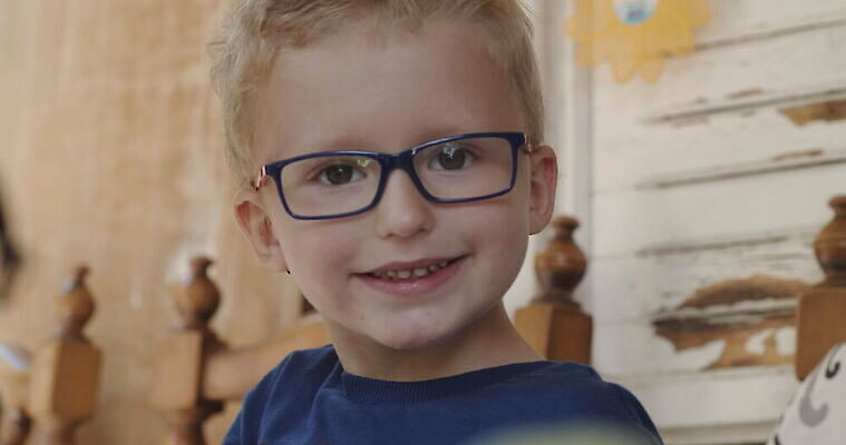 응시 남자 안경 물결 어린이 3 한명 미소 소년 야외 빨간색 파란색 금발 블라우스 정직 4K MOV 해외동영상 클립영상 1 헤어스타일 시선 잡화 컬러 상의 표정 사람 동영상 파일형식