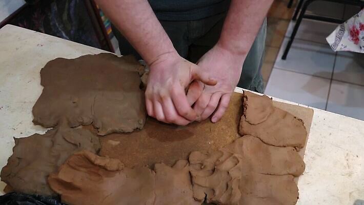 직업 전통 손 산업 노동자 기술 실내 창조 미술 취미 젖음 업무 도자기 작업실 사발 냄비 준비 날것 만들기 예술가 점토 진흙 토기 장인 조형 주인 수공예 공예가 도예가 조각가 핸드메이드 MP4 해외동영상 클립영상 모션 문화예술 내부 신체부위 작업 용기_그릇 사기그릇 솥 공예 동영상 파일형식