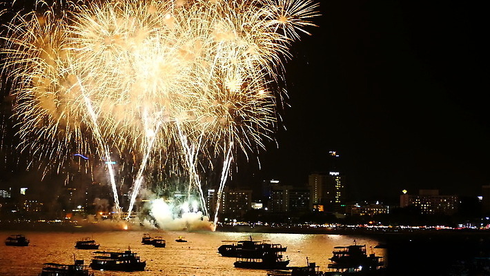 기념일 바다 백그라운드 파타야 하늘 추상 휴가 불꽃 새해 기념 폭죽 이벤트 사람없음 물 컬러풀 파티 크래커 축제 로켓 축하 도시 보트 야간 큼 폭발 폭발물 쇼 해피뉴이어 광 진짜 카운트다운 4K MOV 해외동영상 클립영상 자연요소 무기 컬러 컨셉 무늬 배_교통 태국 불 쿠키 새해인사 크기 동영상 파일형식