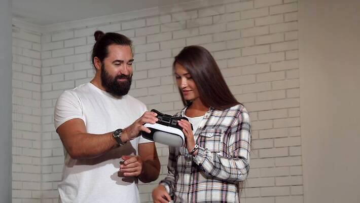 학생 커플 교육 행복 인터넷 미래 노동자 고글 기술 실험 두명 친구 사무실 3D 디지털 헤드폰 자료 우정 장비 게임 네트워크 가르침 디자이너 무선전화기 손목시계 동료 대학교 개발 소셜 지원 프로그래머 가상현실 4K MOV 해외동영상 클립영상 직업 감정 시계 음향기기 컨셉 비즈니스 장신구 학교 관계 놀이 사람 전화기 디지털합성 동영상 파일형식