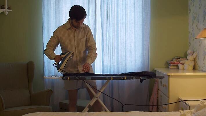 백인 라이프스타일 옷 남자 셔츠 가사 반바지 바지 가정 아침 양말 주택 실내 관리 한명 사람 정장 성인 내부 일상 방 장비 작업 뜨거움 철 다리미질 4K MP4 해외동영상 클립영상 주간 서양인 1 상의 하의 건물 라이프 생활 동영상 파일형식