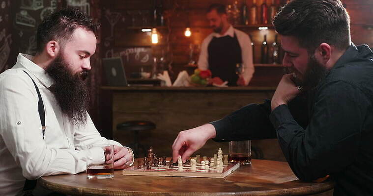 라이프스타일 영어 남자 음료 스포츠 컨셉 통신 유리 놀이 탁자 수염 함께함 실내 대화 미소 사람 앉기 친구 우정 게임 알코올 바 체스 건배 아일랜드 히스패닉 버번 위스키 이발사 힙스터 4K MOV 해외동영상 클립영상 문자 패션 유럽 가구 관계 모션 재질 주류 표정 말하기 내부 생활 동영상 파일형식